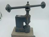 une petite machine posée sur une table