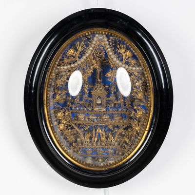 une photo d'une horloge murale sur laquelle figure l'image d'une personne