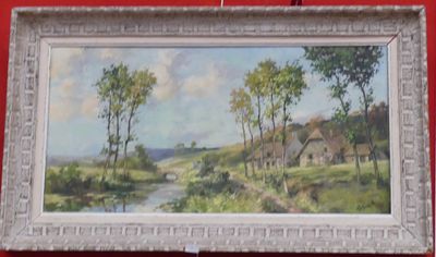la photo d'un tableau accroché à un mur rouge