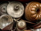 Cette boîte contient de nombreux types de casseroles et de poêles