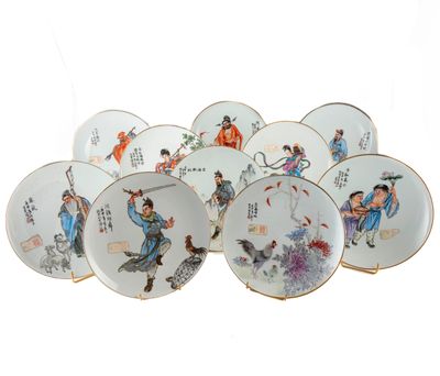 douze assiettes en porcelaine chinoise ornées de caractères asiatiques