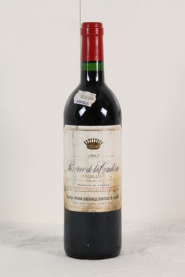 une bouteille de vin posée sur une table