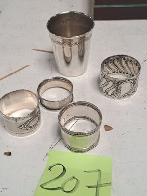 beaucoup de couverts sur une table, avec un mot posé dessus