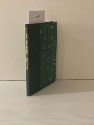 un livre vert d'où dépasse un bout de papier, posé sur une table