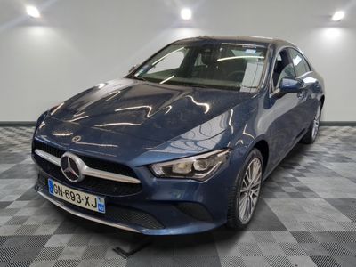 la mercedes cla est garée sur le sol en damier d'un garage