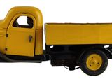 un camion jaune garé sur une surface blanche