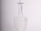 une bouteille en verre transparent munie d'un bouchon