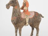 statue représentant un homme à cheval, avec une selle