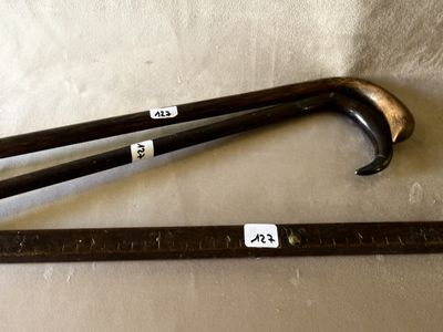 deux vieux marteaux et une règle posés sur une table
