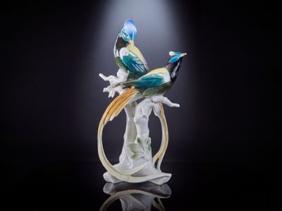 une figurine représentant deux oiseaux perchés sur une branche