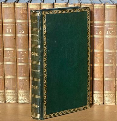 de nombreux livres alignés les uns à côté des autres sur une étagère