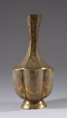 une paire de vases anciens en laiton sur fond blanc