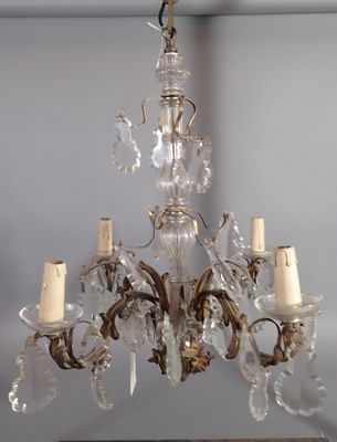un lustre suspendu au plafond