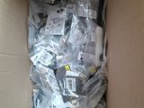 une boîte en carton remplie d'appareils électroniques