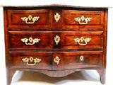 une commode en bois avec un plateau en marbre