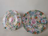 deux assiettes à motifs floraux posées sur une table