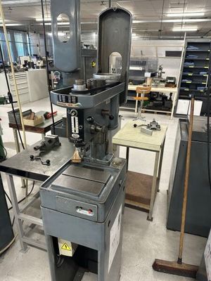 une machine placée au milieu d'une pièce