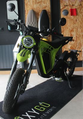 une moto posée sur un tapis dans une pièce