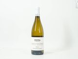 une bouteille de vin posée sur une table