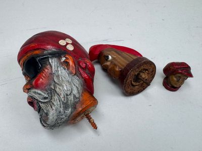 une figurine rouge et blanche représentant un homme barbu