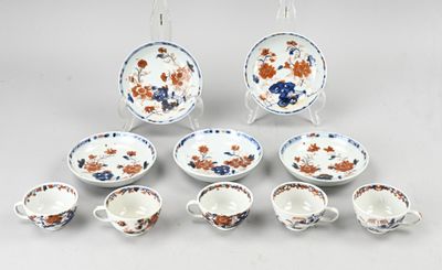 un groupe de plats, de tasses et de soucoupes en porcelaine