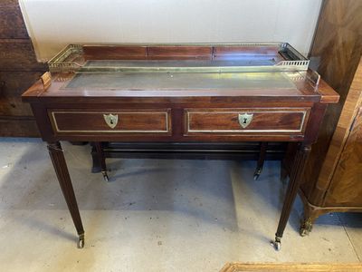 une petite table avec un plateau en verre