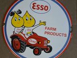 une enseigne portant l'inscription « Esso Farm Products » sur le côté d'un bâtiment