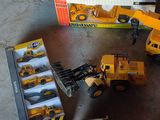 beaucoup de jouets de construction qui traînent par terre