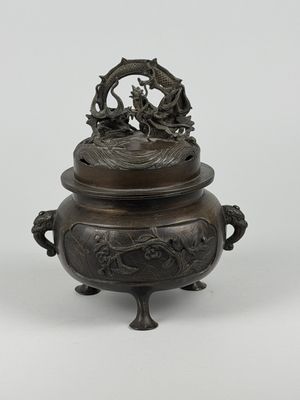 JAPON, Epoque Meiji. Brûle-parfum en bronze à patine brune, …