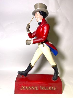 figurine représentant un homme vêtu d'un manteau rouge et d'un chapeau, tenant une pipe