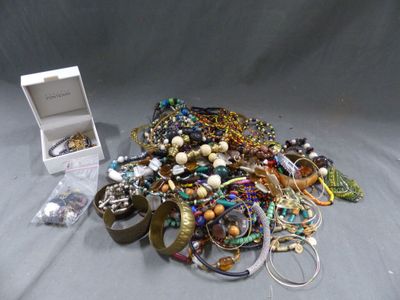 une pile de bracelets de toutes sortes posée sur une table