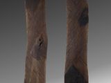 deux morceaux de bois qui ont été sculptés pour former un seul morceau de bois