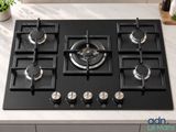 une plaque de cuisson noire équipée de quatre feux