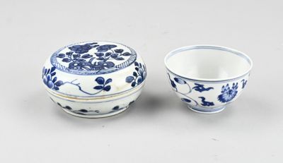 pair of chinese blue and white porcelain bowls and cups