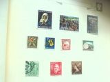 la photo d'un livre sur lequel sont apposés des timbres