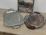 une table en bois sur laquelle se trouvent un miroir, des casseroles et d'autres objets