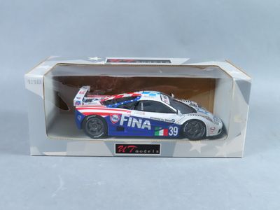 une petite voiture qui se trouve dans une boîte posée sur une table