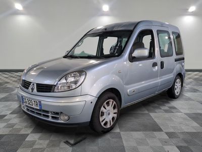 la photo d'une petite camionnette argentée garée dans une pièce
