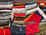 de nombreux sous-vêtements pour hommes alignés sur une table