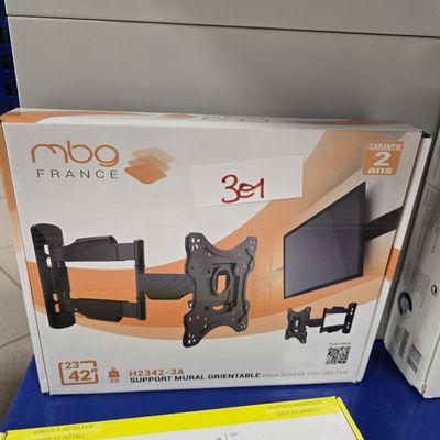 un meuble sur lequel est posée une télévision, posé sur une table