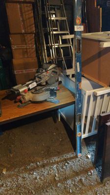 une pile de cartons posée sur une étagère dans une pièce