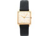 un gros plan d'une montre avec un bracelet noir