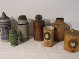 de nombreux types de vases différents posés sur une table