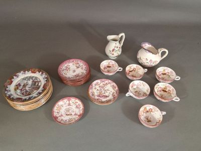 de nombreux types différents d'assiettes et de tasses en porcelaine sur la table