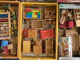 deux boîtes de jouets en bois posées par terre
