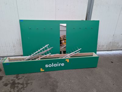 une boîte verte contenant une échelle