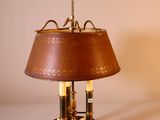 une lampe posée sur une table et munie d'un abat-jour