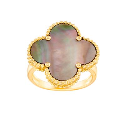 un gros plan d'une bague sertie de nacre