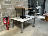 une table avec un extincteur à côté d'un autre extincteur
