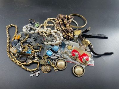 une pile de bijoux assortis sur une table